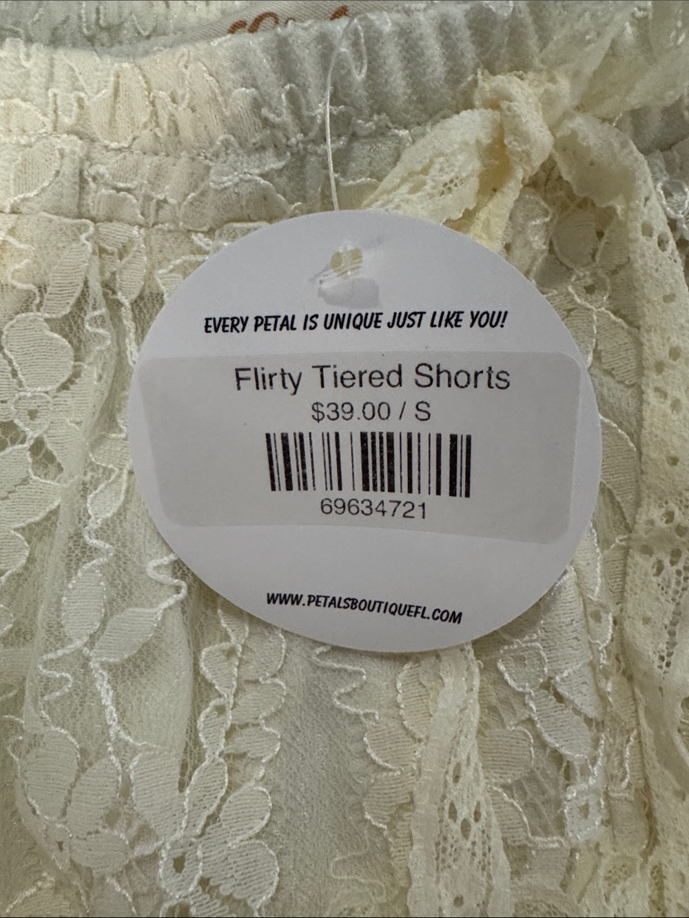 Listicle Cream Lace Ruffle Women's Shorts - Picture 4 of 4